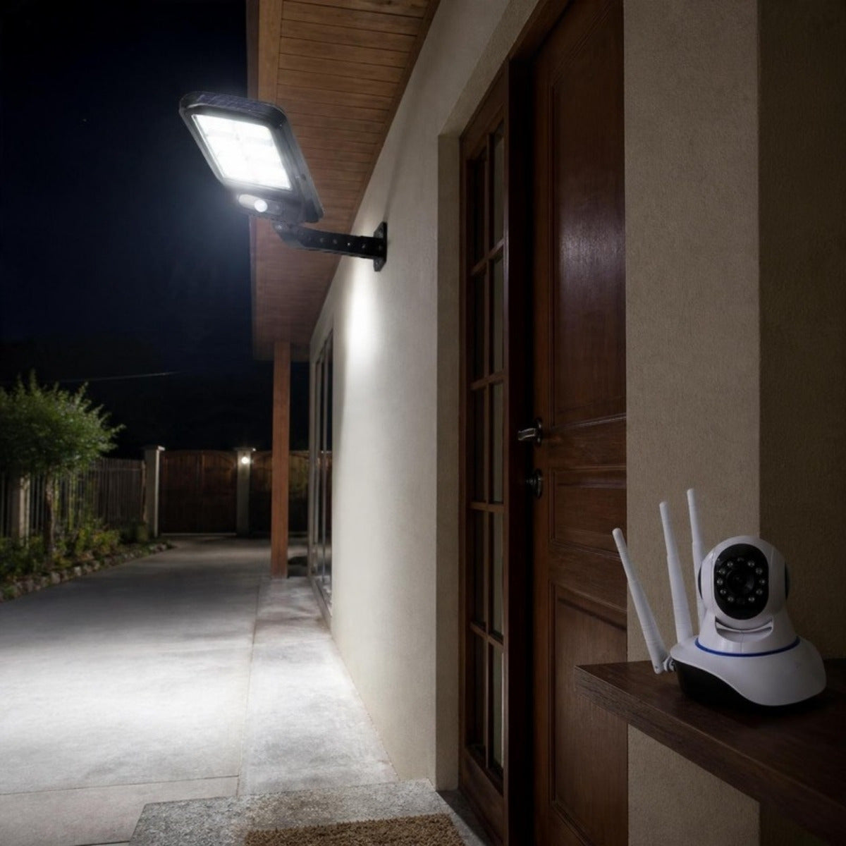 Combo seguridad: 3 focos solares con control + cámara wifi 360° – foto de ambiente (imagen referencial)