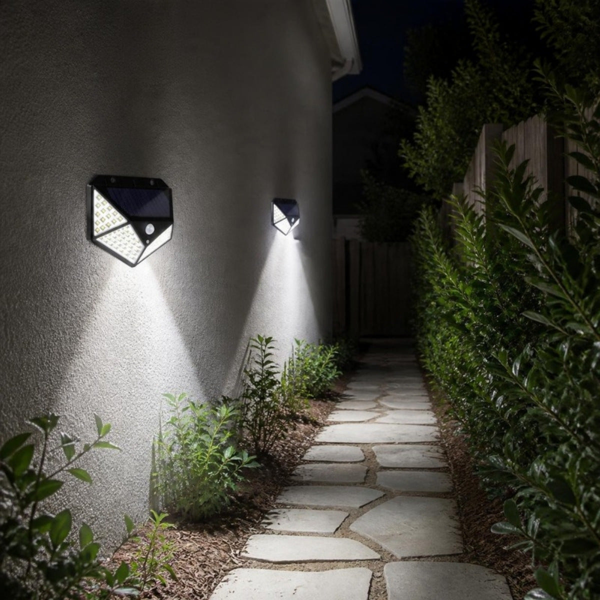 Foco solar 100 LED con sensor de movimiento – foto de ambiente 2 (imagen referencial)