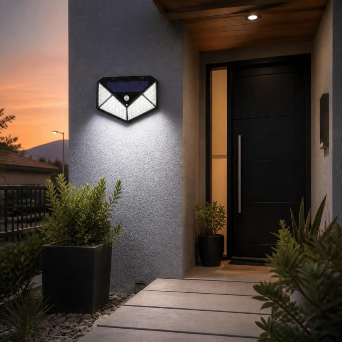 Foco solar 100 LED con sensor de movimiento – foto de ambiente (imagen referencial)