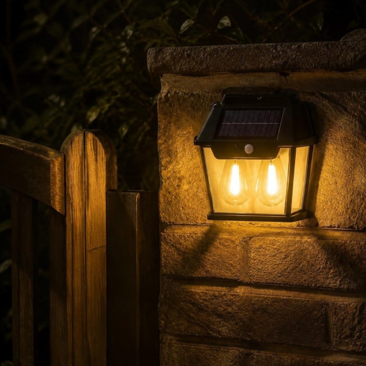 Foco solar luz cálida, 2 ampolletas con sensor – foto de ambiente 2 (imagen referencial)