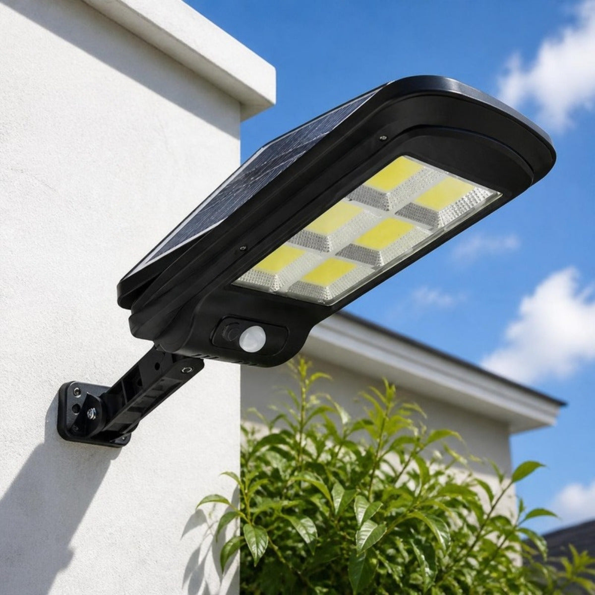 Pack 3 focos solares con control remoto – foto de ambiente 2 (imagen referencial)
