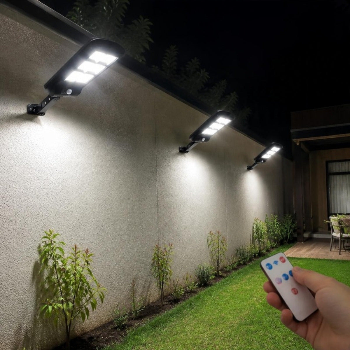 Pack 3 focos solares con control remoto – foto de ambiente (imagen referencial)